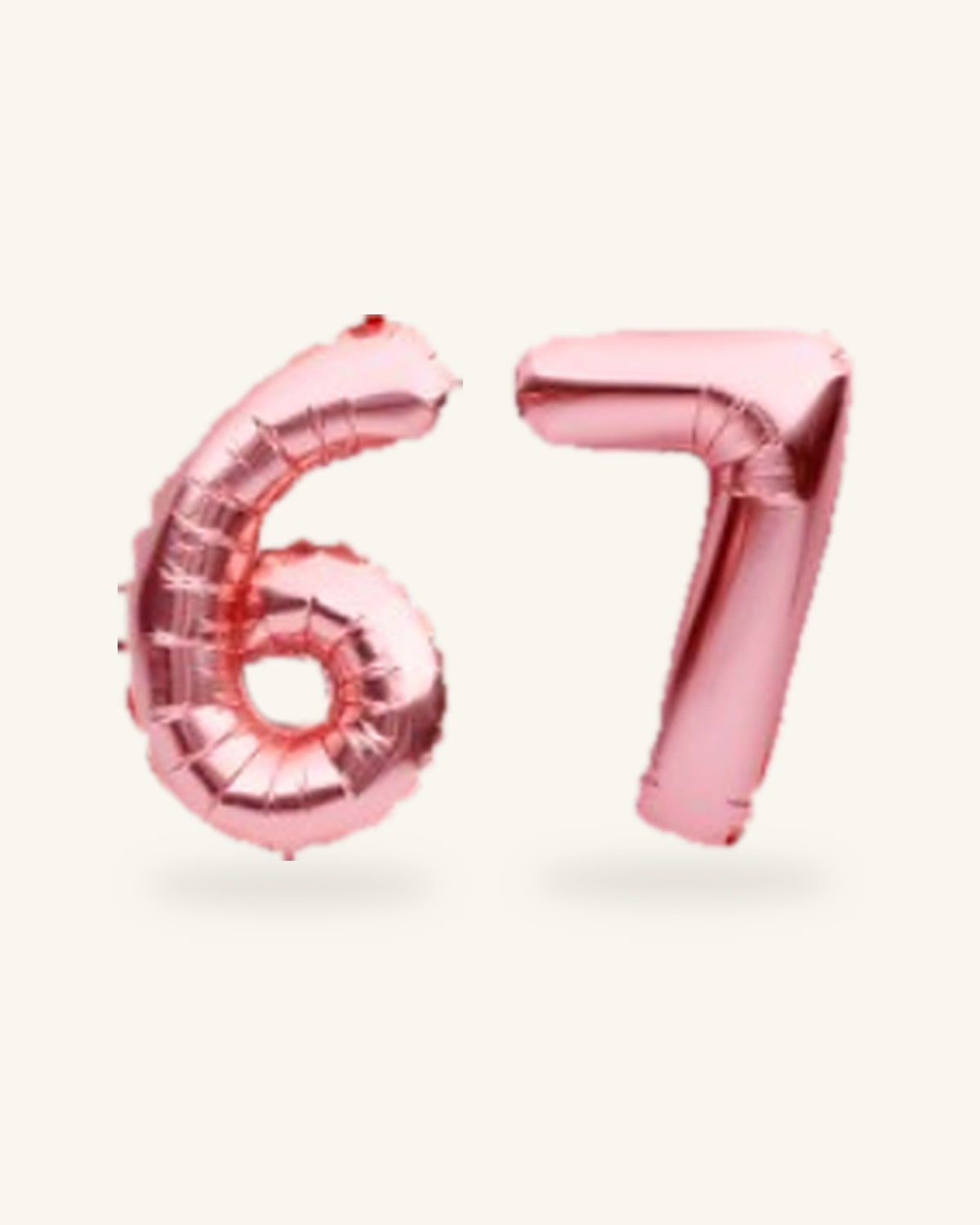 שני בלוני ספרות בגוון רוז גולד בצורת המספר 67